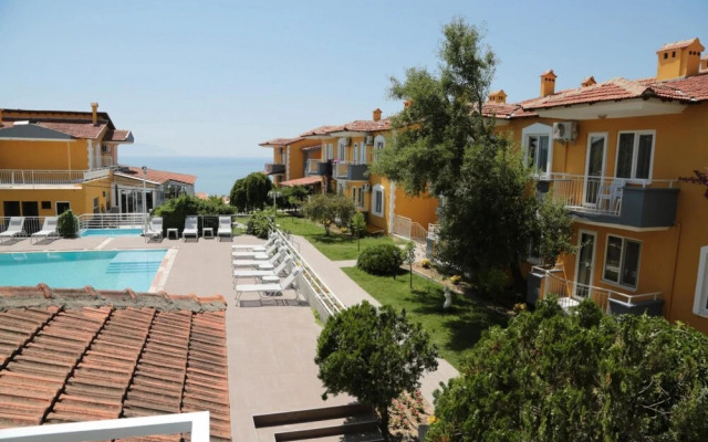 Hotel Room With Shared Pool Near Beach in Kusadasi