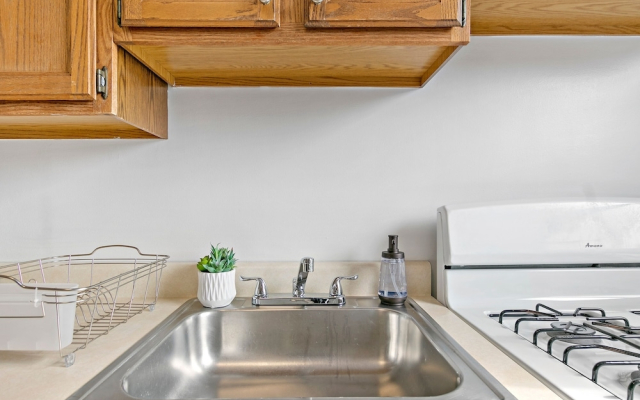 Home w 1BR Kitchen&Wi-Fi near Larchmont