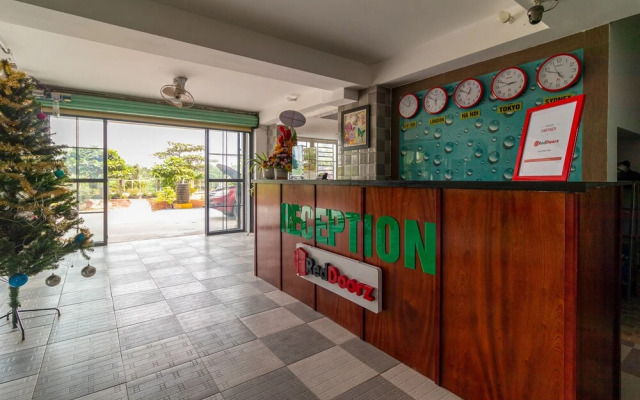 RedDoorz Plus near Vincom Go Vap 3