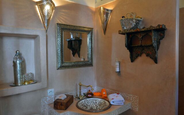 Riad La Porte Rouge By La Siredrah