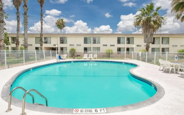 Alice-Days Inn Golfing Area