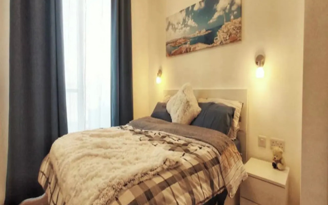 Modern 3 Bedroom Penthouse With Rooftop Views