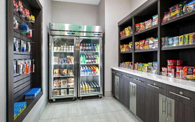 La Quinta Inn & Suites by Wyndham DFW West-Glade-Parks