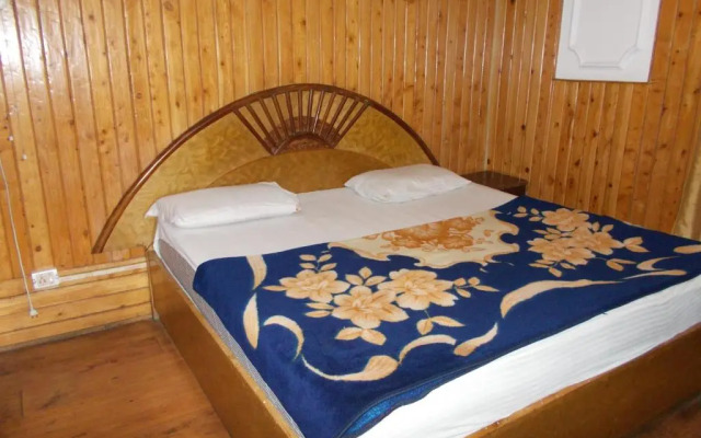 Mall road Stay with In-house restaurant