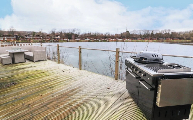 12A Lake Escape