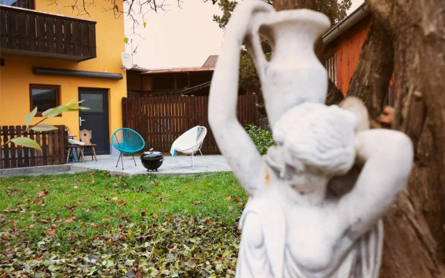 Sunlit Garden & Mountain Apartment