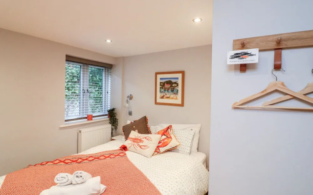 2 Russell Court