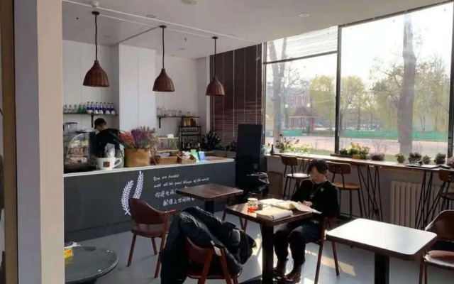 7 Days Premium (Beijing Dabaotai Luhua Road)