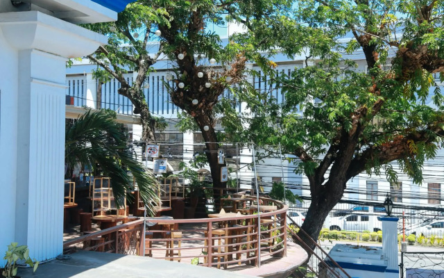 RedDoorz Plus @ Castle Chateau Iloilo