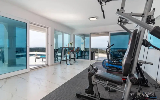 Luminous Infinity Villa With Pool and Gym