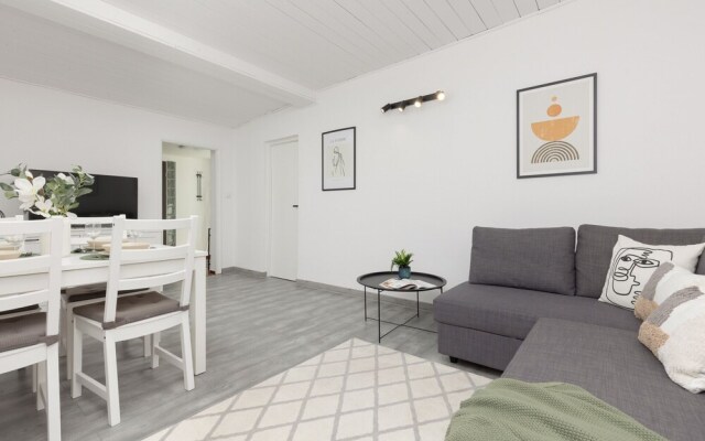 Warsaw Mickiewicza Apartment by Renters