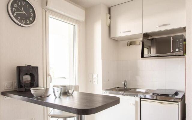 Air-conditioned studio with furnished terrace and parking