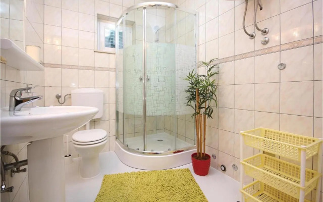 Three-Bedroom Apartment in Pirovac