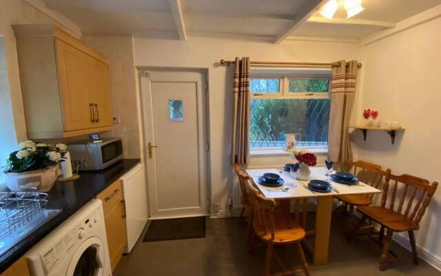 Quiet Secluded two Bedroom Bungalow With Parking