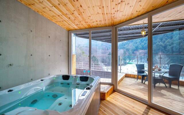 Harbor House poolvilla couple