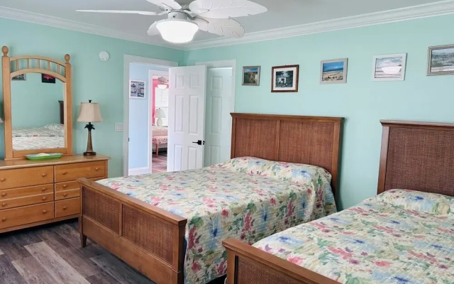 Serenity's Star 4 Bedroom Home by RedAwning