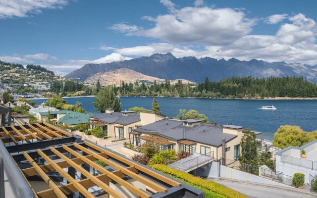 Lakefront Luxury 911 Studio