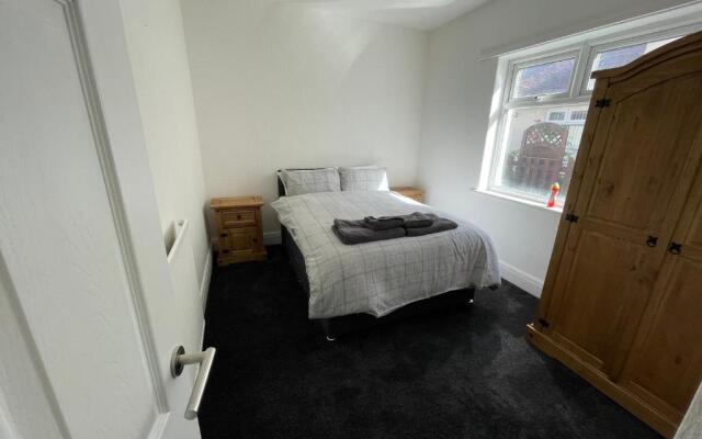 3 bedroom Garden apartment next to craig-y-don park