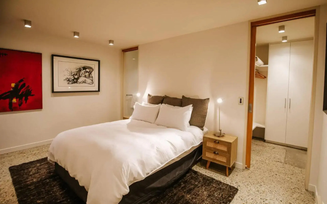 Lakeside Road - Sleeps 8 - Lake Views - Lake Front