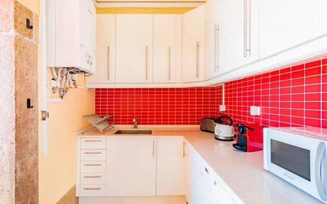 Bright & Beautiful Top Floor Graça Flat