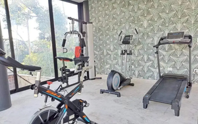 108 Amena Minutes to the Beach with Pool & Gym