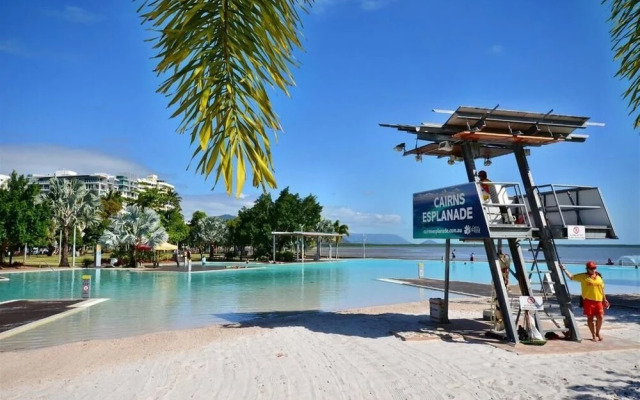 Inner City One Bedroom Apartment with Pool View 22