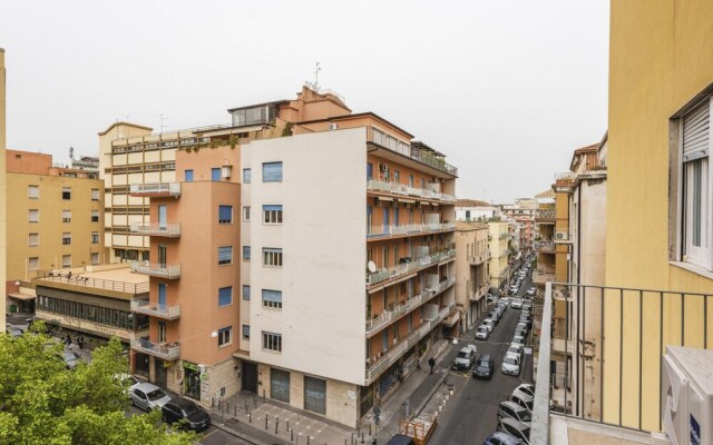 City Center Bright Flat by Wonderful Italy