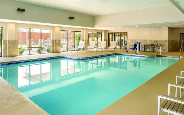 Country Inn & Suites by Radisson, La Crosse, WI