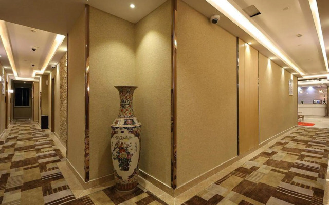 Shanghai Aishang Collection Hotel (Caohejing Hongmei Road Subway Station)