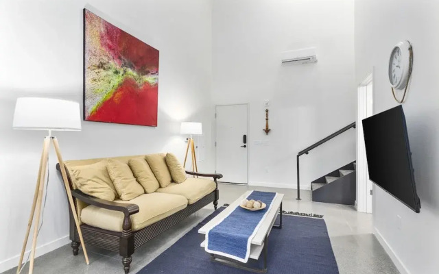 Posh Lofty Pad in Central Redmond