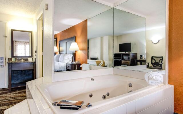 Quality Inn Creekside - Downtown Gatlinburg