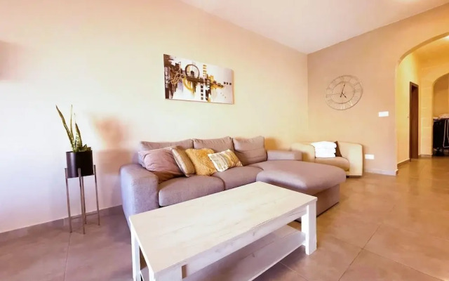Siku Gozitan House With Pool hot tub