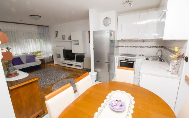 Apartment Jerko - 200 m from beach: A1 Omis, Riviera Omis
