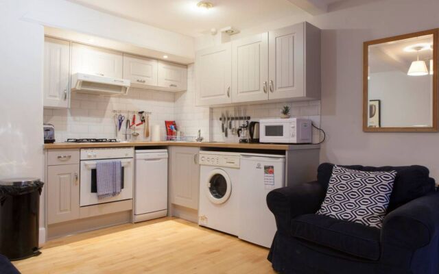 2 Bedroom Flat In West End