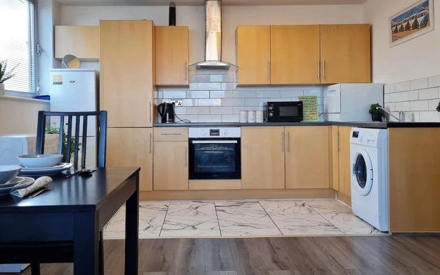 2 bedroom Central Flat with Parking