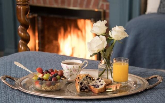 Mira Monte Inn & Suites