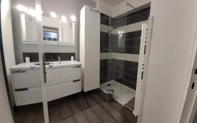 Au calme, 200m du centre T2 avec balcon et parking