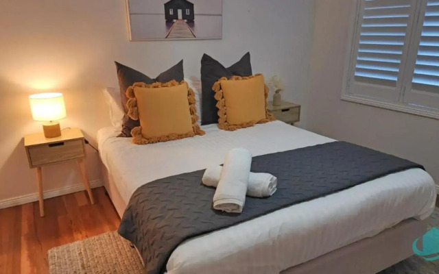 Splendour Hideaway - Luxury pool at Caves Beach