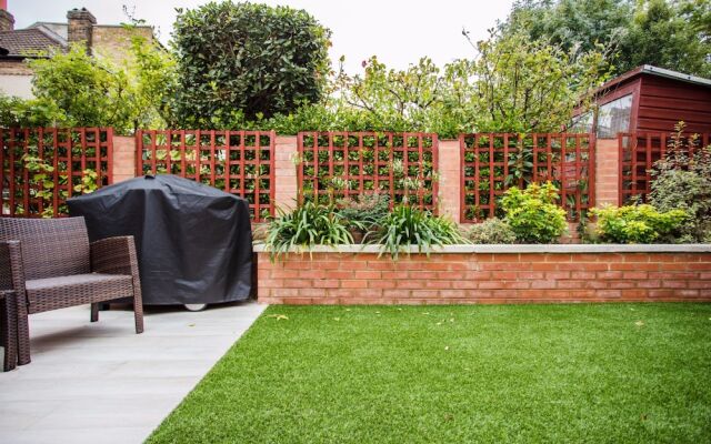 3 Bedroom Home With Skylight and Garden