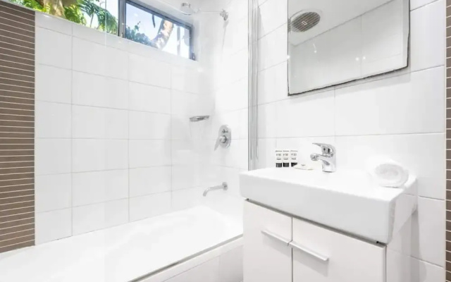 Contemporary 2-bed House in Trendy Enmore