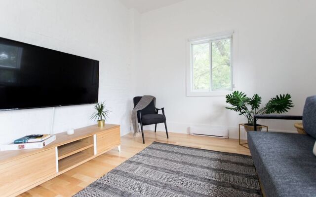 Stylish & Unique 3 Bdr Flat With Parking!