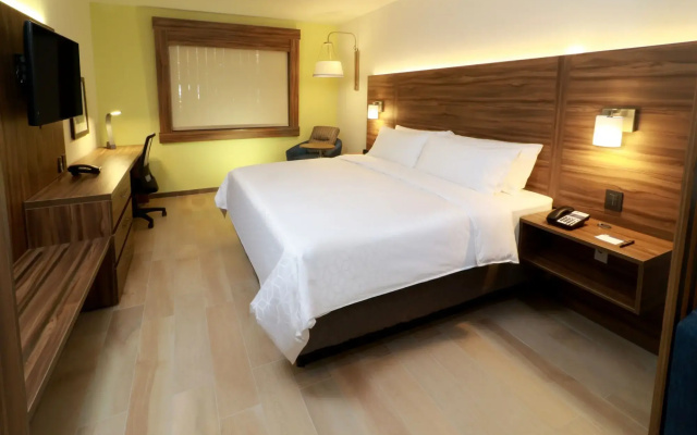 Holiday Inn Express & Suites Playa Del Carmen by IHG