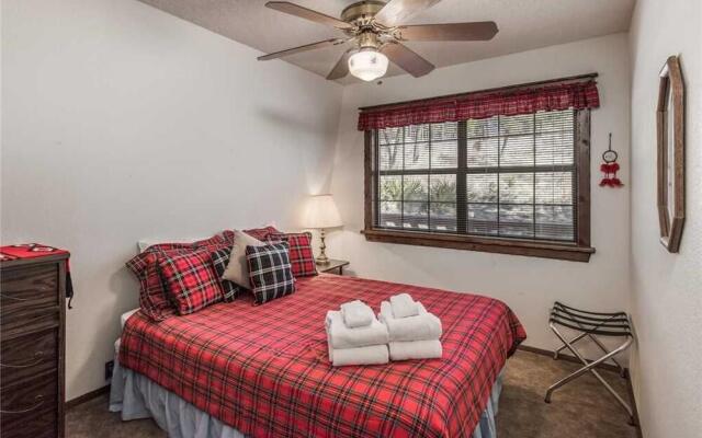 Plaid House - Three Bedroom Cabin