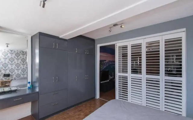 Open-plan 1 Bedroom Apartment In Green Point