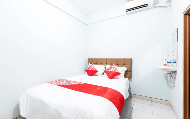 OYO 1516 Cemara Gading
