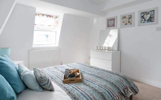 Homely Attic Apt in Central Bristol Sleeps 6