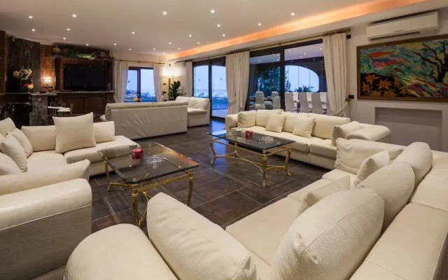 Unique Villa With Outdoor hot tub