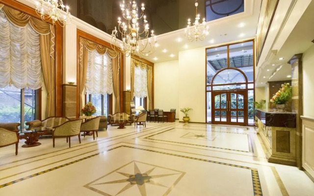 OYO Premium Majestic Freedom Park