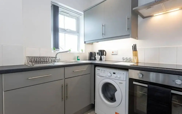 Lovely One-bedroom Serviced Apartment in Eccles