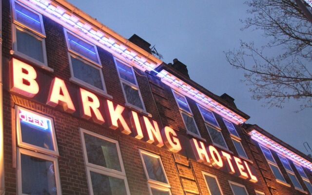 Barking Hotel